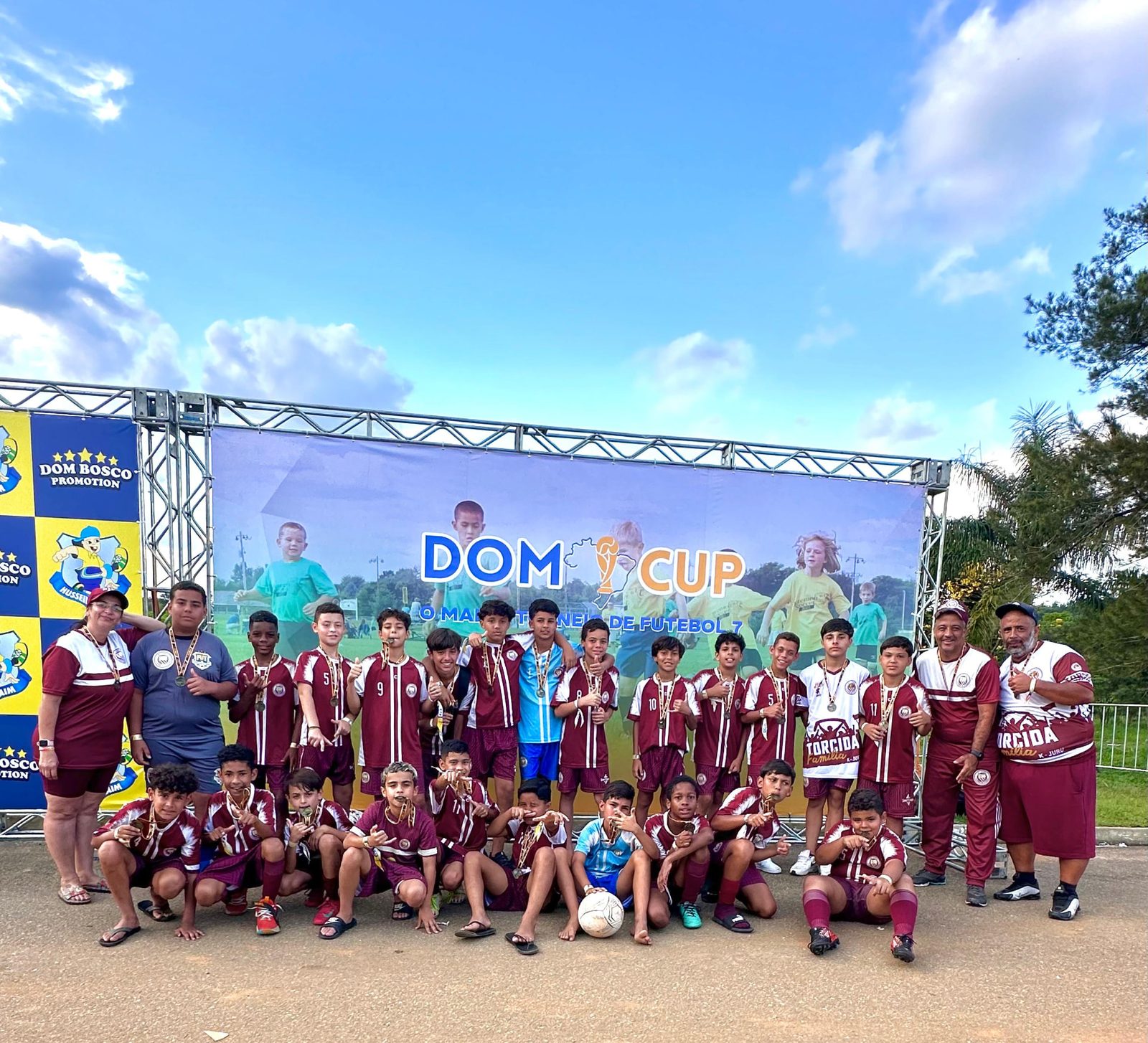 Atletas da K-Juru com medalhas no palco do DOM CUP